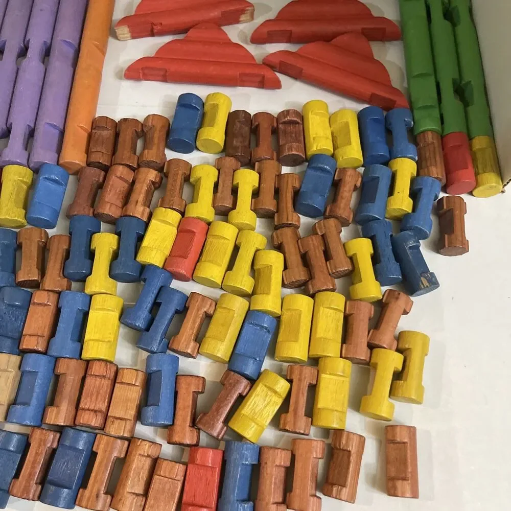 199 Piece Lot Vintage Lincoln Logs Multicolored Roofs Ect